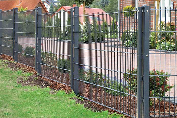 Double rod mat fence on a slope.