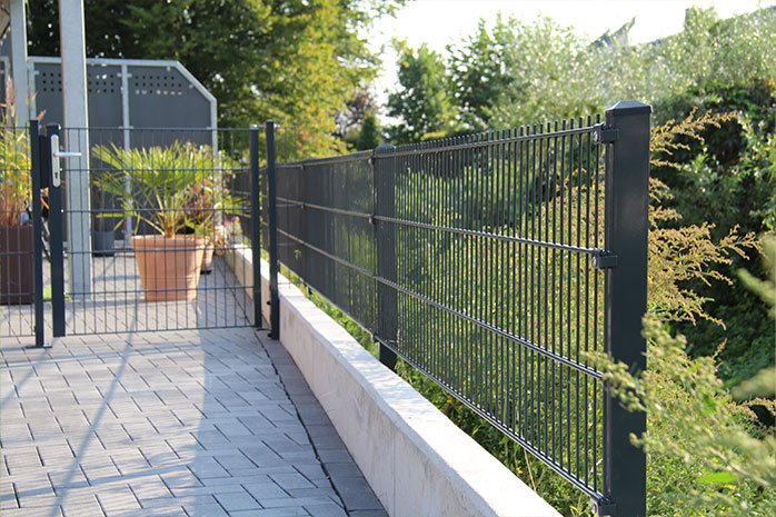 Double rod mat fence on a wall.