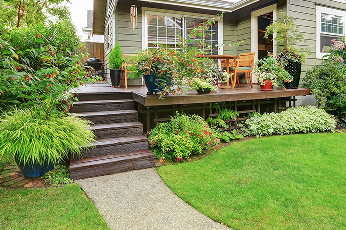 An elevated terrace can compensate for height differences with the house and provides a good panoramic view - Photo: Iriana Shiyan / stock.adobe.com