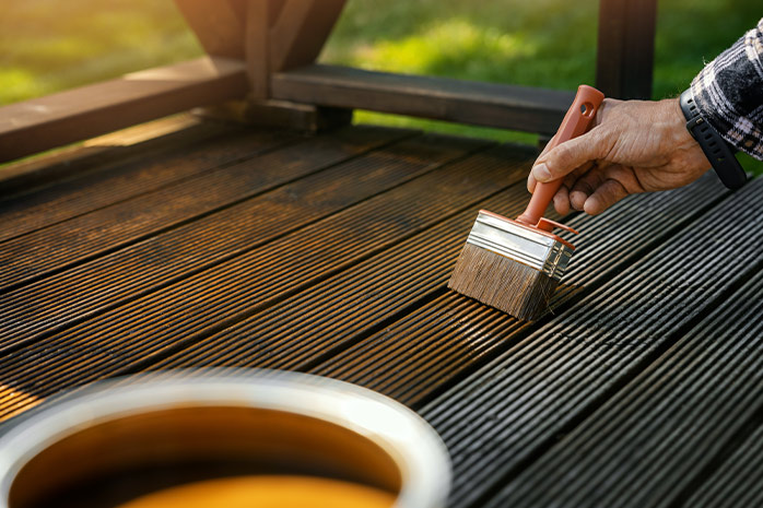 Thoroughly oil the Bankirai wood to protect it from weather and dirt - Photo: ronstik / iStock.com