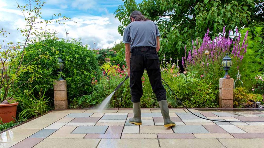 A pressure washer can also be used for cleaning washed concrete slabs - Photo: ImageSine / stock.adobe.com