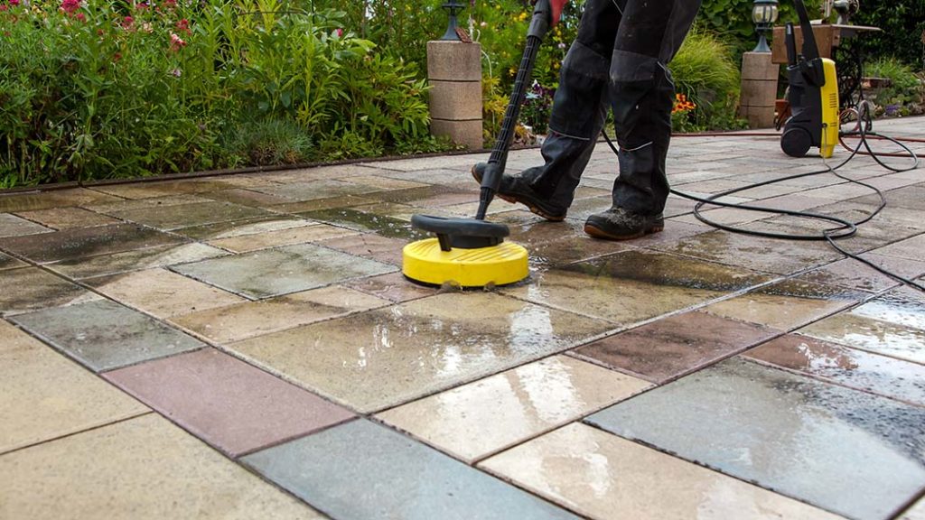 With or without a pressure washer - Use little water when cleaning concrete slabs - Photo: ImageSine / stock.adobe.com