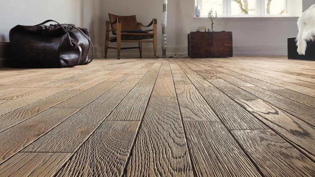 A solid wood floor exudes a warm atmosphere and is naturally warm underfoot.